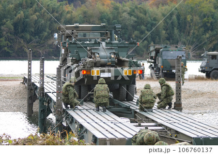 渡河訓練で架橋作業中の陸上自衛隊 106760137
