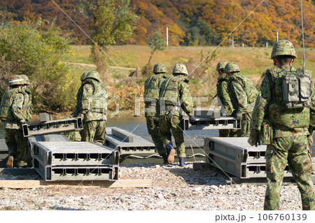 渡河訓練中の陸上自衛隊 106760139