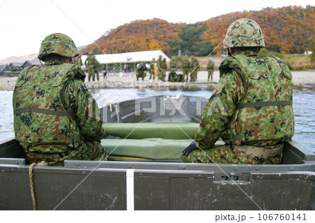 陸上自衛隊の渡河ボートで航行中の様子 106760141