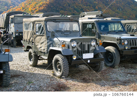 駐車中の陸上自衛隊小型トラック 駐車中の陸上自衛隊小型トラック 106760144