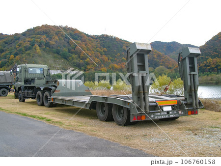 河川敷に駐車中の陸上自衛隊の中型セミトレーラー 106760158