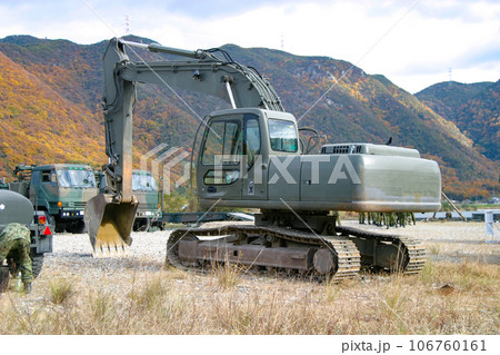 陸上自衛隊の油圧ショベル 106760161