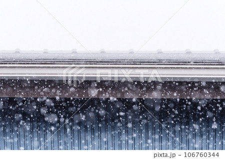 大雨の風景　激しく降る雨と空と家屋　集中豪雨　線状降水帯　激しい雨の風景　雨イメージ　イメージ素材　 106760344