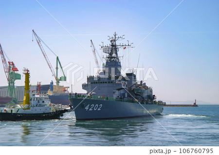出港する海上自衛隊の訓練支援艦くろべ 106760795