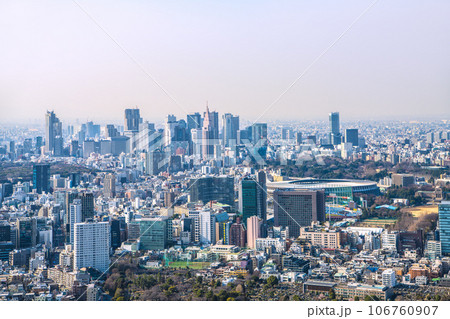 日本の東京都市景観　国立競技場（新宿区霞ヶ丘町）や新宿副都心などを望む。新宿御苑なども 106760907