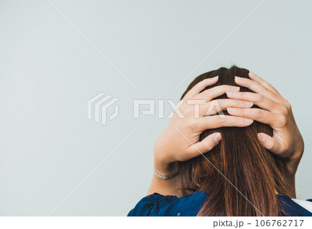 頭を抱える女性 頭を抱える女性 106762717