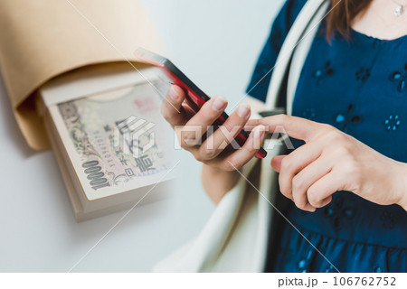 女性と大金 106762752
