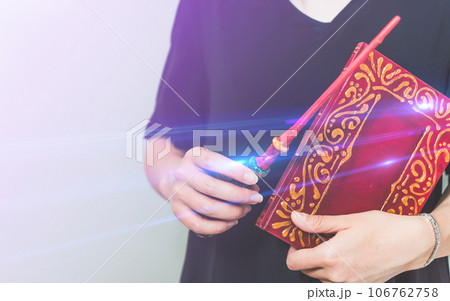 魔法書と女性 106762758