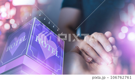 手を繋ぐ男女 106762761