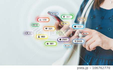 女性とSNS 106762770