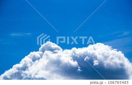 Summer sky. Cumulus clouds on a blue background. Partly cloudy. 106765485