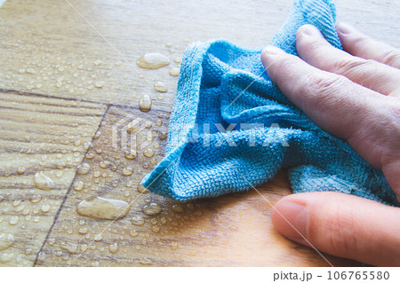 Waterproofness of linoleum. Waterproof linoleum in the kitchen. Sample roll. Waterproofness of linoleum. Waterproof linoleum in the kitchen. Sample roll. 106765580