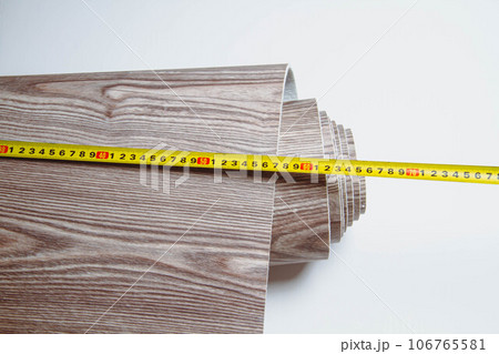 Waterproofness of linoleum. Waterproof linoleum in the kitchen. Sample roll. 106765581