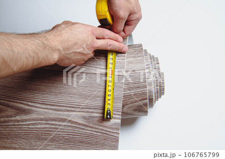 Waterproofness of linoleum. Waterproof linoleum in the kitchen. Sample roll. 106765799