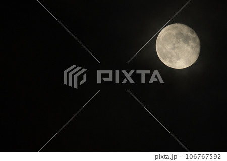 北杜市白州町、九月一日月齢15.7、十六夜の月 北杜市白州町、九月一日月齢15.7、十六夜の月 106767592