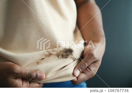 men hand holding shirt, showing making stain 106767736