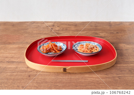 お盆にのせたスルメキムチキムチと蓮根キムチ 106768242