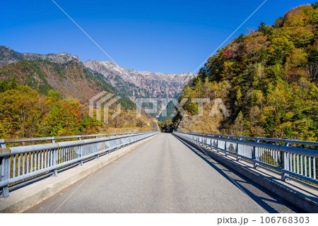 「北アルプス大橋」から見る北アルプスの紅葉 「北アルプス大橋」から見る北アルプスの紅葉 106768303