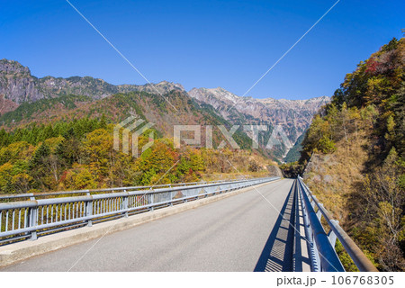 「北アルプス大橋」から見る北アルプスの紅葉 「北アルプス大橋」から見る北アルプスの紅葉 106768305