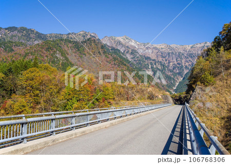 「北アルプス大橋」から見る北アルプスの紅葉 106768306