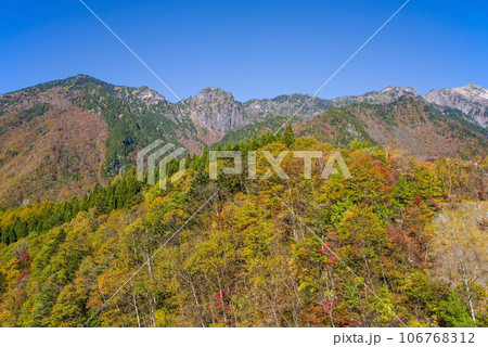「北アルプス大橋」から見る北アルプスの紅葉 「北アルプス大橋」から見る北アルプスの紅葉 106768312