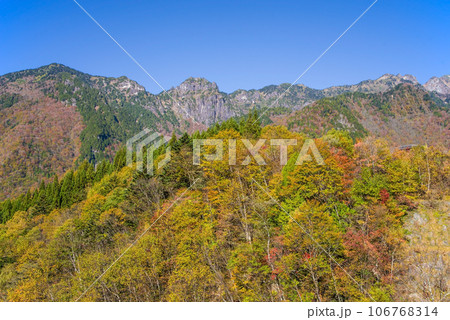 「北アルプス大橋」から見る北アルプスの紅葉 「北アルプス大橋」から見る北アルプスの紅葉 106768314