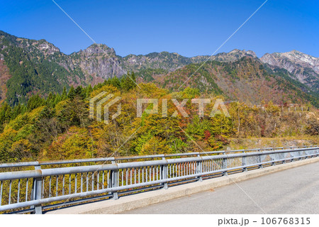 「北アルプス大橋」から見る北アルプスの紅葉 「北アルプス大橋」から見る北アルプスの紅葉 106768315