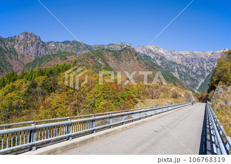 「北アルプス大橋」から見る北アルプスの紅葉 「北アルプス大橋」から見る北アルプスの紅葉 106768319