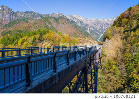 「北アルプス大橋」から見る北アルプスの紅葉 106768321