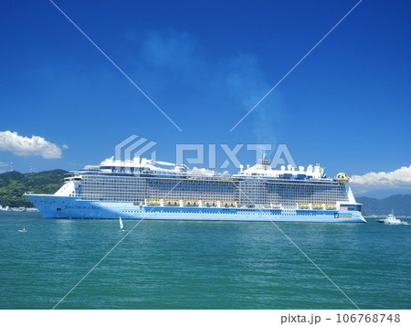 静岡県　清水に入港する大型客船　スペクトラムオブザシーズ　8月 106768748