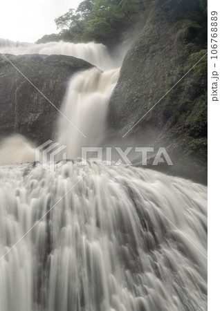 茨城県大子町 台風の後の水量が増した袋田の滝 茨城県大子町 台風の後の水量が増した袋田の滝 106768889