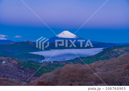 箱根から芦ノ湖越しに冠雪した富士山 夜明け 箱根から芦ノ湖越しに冠雪した富士山 夜明け 106768903