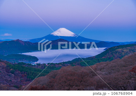 箱根から芦ノ湖越しに冠雪した富士山 夜明け 箱根から芦ノ湖越しに冠雪した富士山 夜明け 106768904