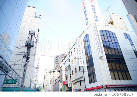 東京の商業ビル 106768917