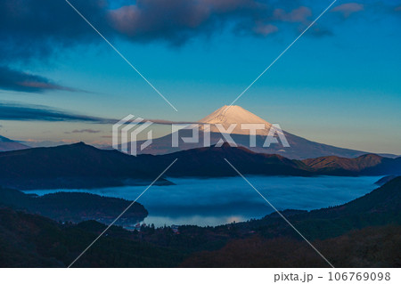 (神奈川県)芦ノ湖越しに冠雪した富士山 (神奈川県)芦ノ湖越しに冠雪した富士山 106769098