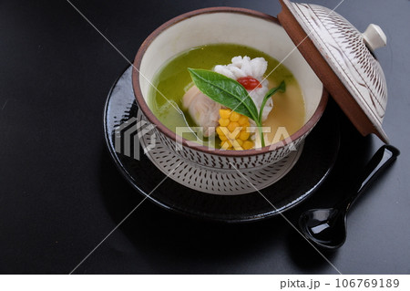 料亭で出される日本料理　蒸し物　鱧と蛤の玉蒸し 106769189