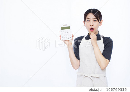 白い背景の前で電卓をもっておどろく30代の主婦 106769336