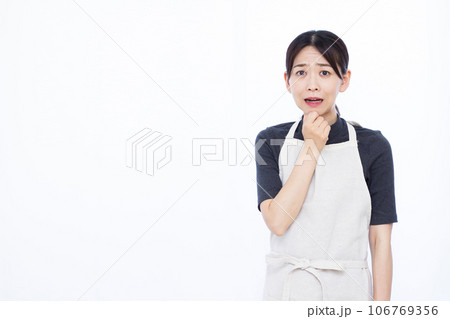 白い背景の前で驚いている30代の主婦 106769356