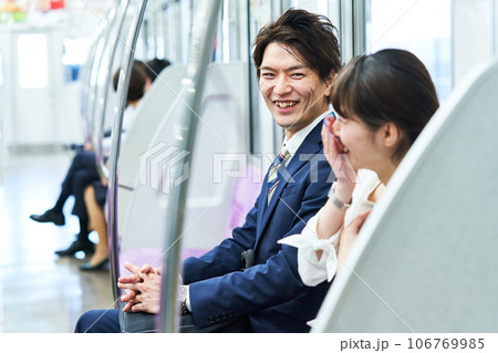 電車に乗車する男女 撮影協力「京王電鉄株式会社」 電車に乗車する男女 撮影協力「京王電鉄株式会社」 106769985