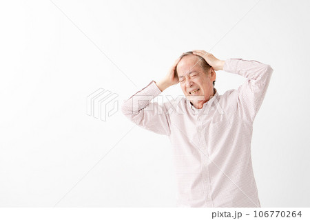 頭を抱えるシニア男性　 106770264