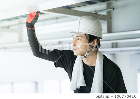 建設現場でヘルメットをかぶっている若い男性作業員 建設現場でヘルメットをかぶっている若い男性作業員 106770410