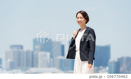 ビジネス　オフィスカジュアル　女性 106770462
