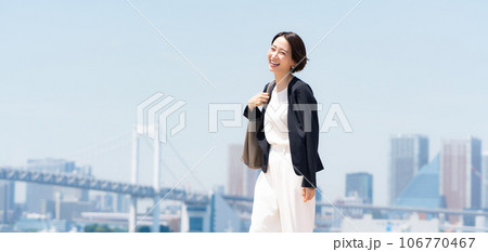 ビジネス　オフィスカジュアル　女性 106770467