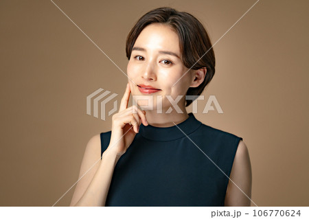 女性 美容 頬 女性 美容 頬 106770624