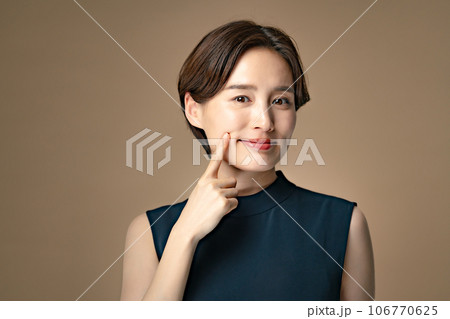 女性 美容 頬 女性 美容 頬 106770625