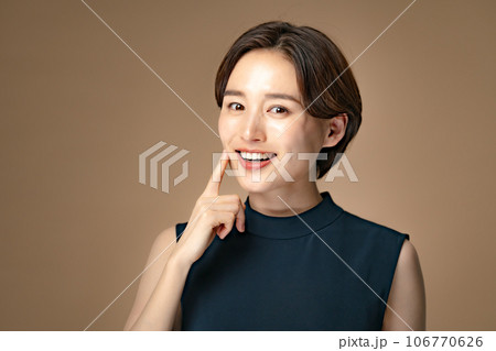 女性 美容 頬 女性 美容 頬 106770626