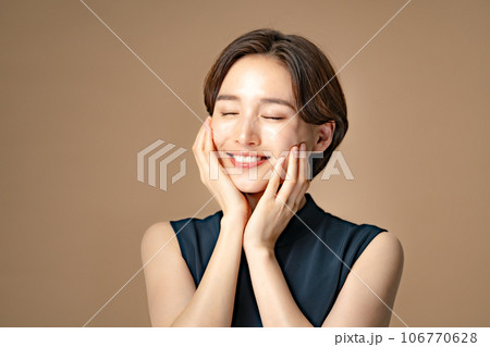女性　美容　頬 106770628