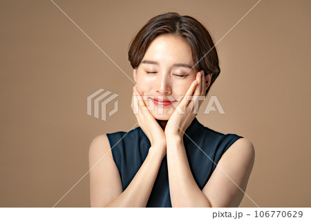 女性　美容　頬 106770629