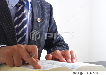 六法全書を読む男性弁護士 六法全書を読む男性弁護士 106770938
