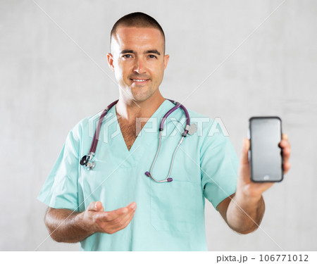 Doctor employs modern communication 106771012